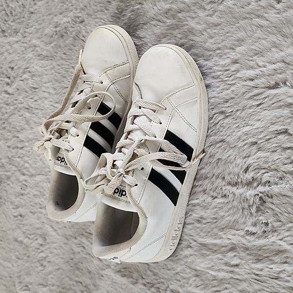 Adidas superstar  girls  3.5 Good used condition - Picture 2 of 5